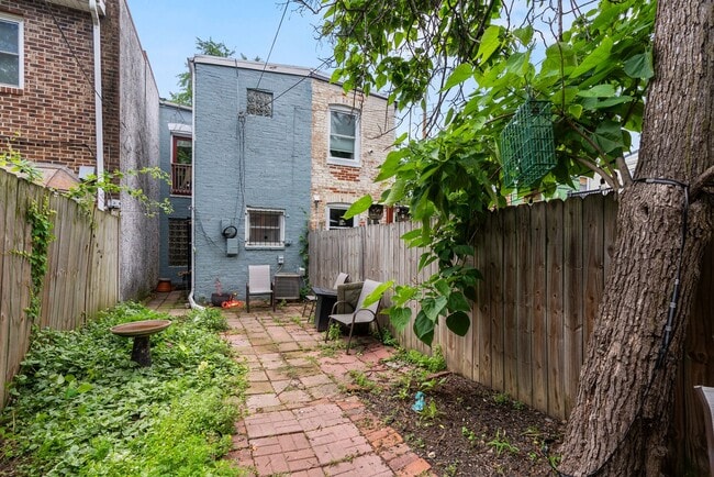 Building Photo - Charming Row Home | 2 Bed | 1 Bath | 950 Sf | Fenced Backyard | 2 Surface Parking Spaces