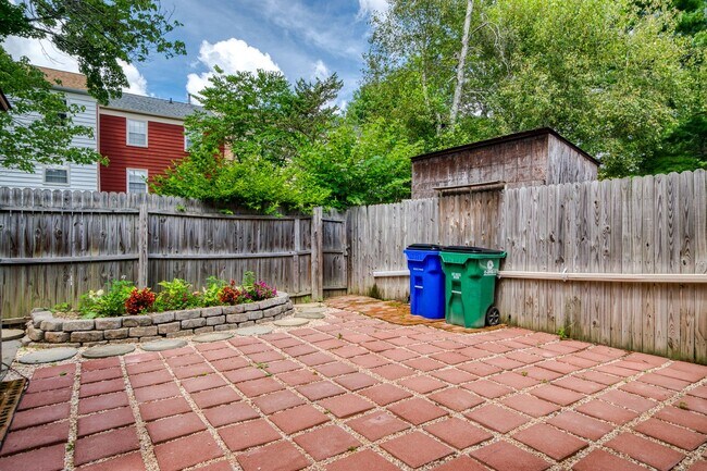 Building Photo - 3 Bed/2 1/2 Bath Pool Pet Friendly Bus line Parking