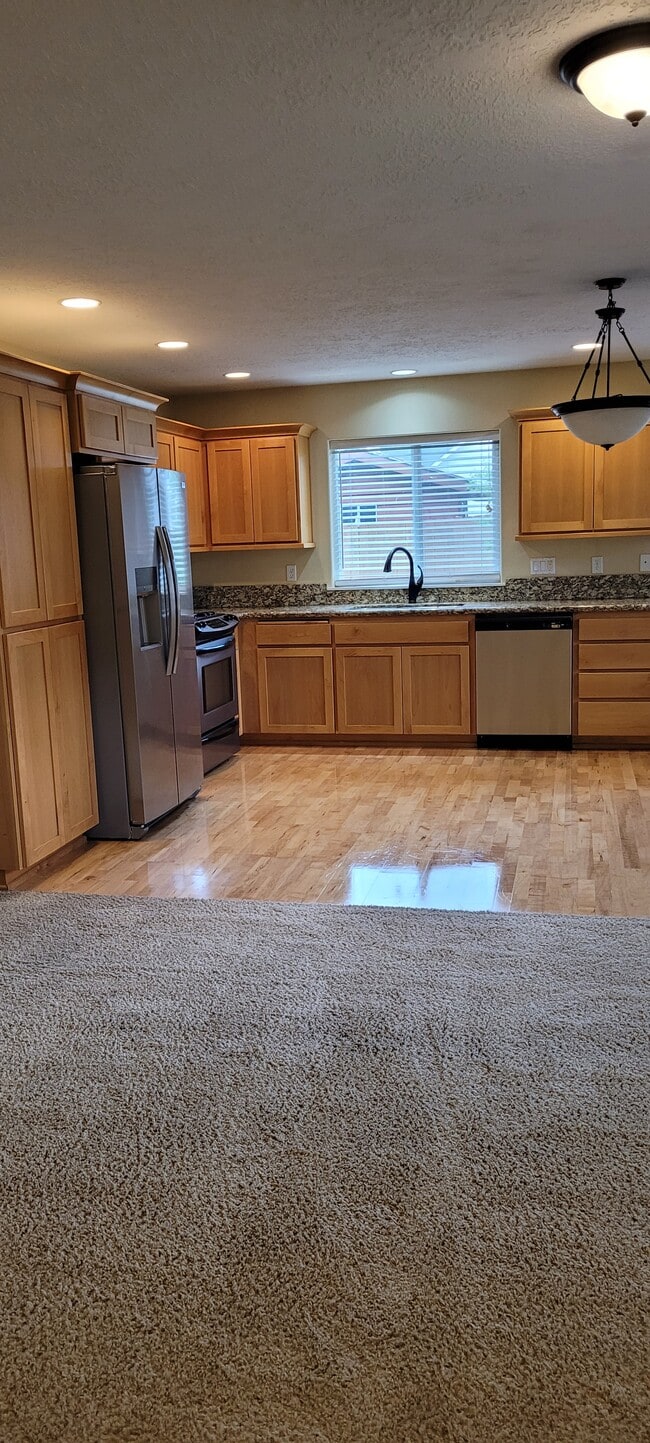 Building Photo - 539 SE Oak Grove Ave