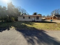 Building Photo - 3 bed/1 bath on a corner lot!