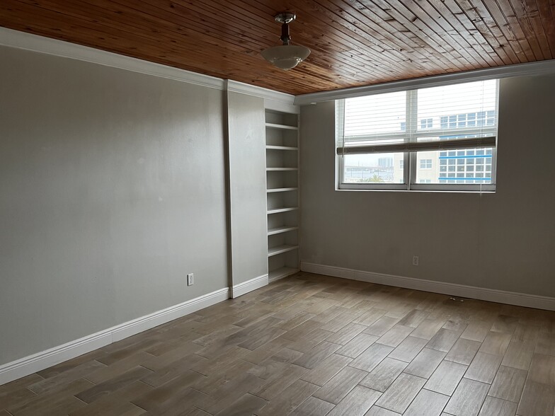 Master bedroom festires walk in closet, pine ceiling, built in bookShelves - 1224 S Peninsula Dr