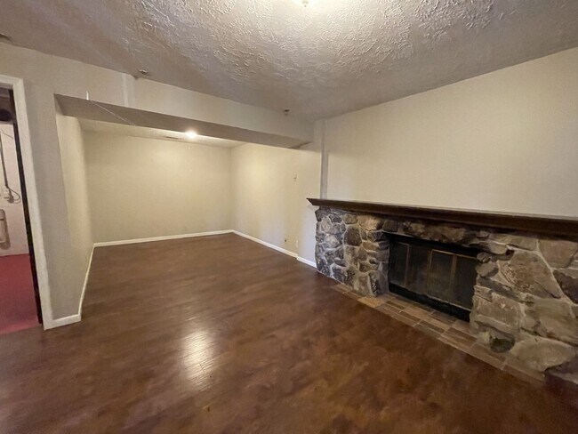 Building Photo - 15112 Lincoln Cir