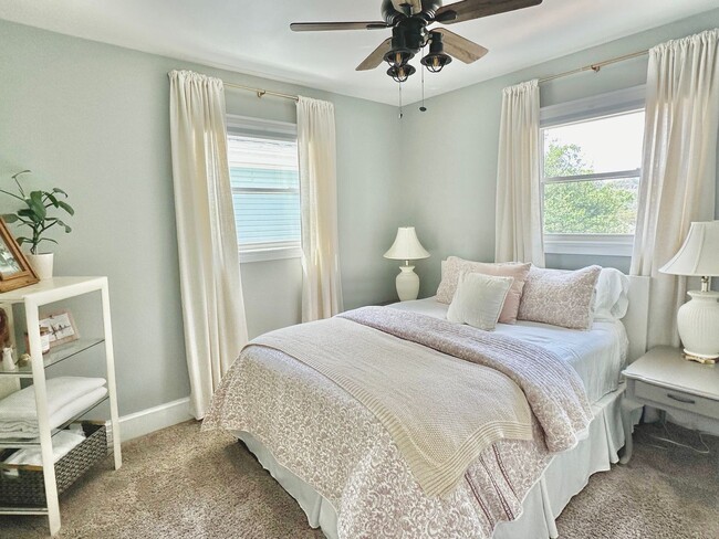 Building Photo - 1 Mile to Country Club! Sleeps 10!