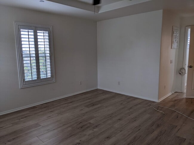 Building Photo - 720 S San Fernando Blvd