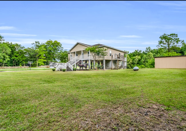 Building Photo - Beautiful 4-bedroom, 2.5-bath riverfront home