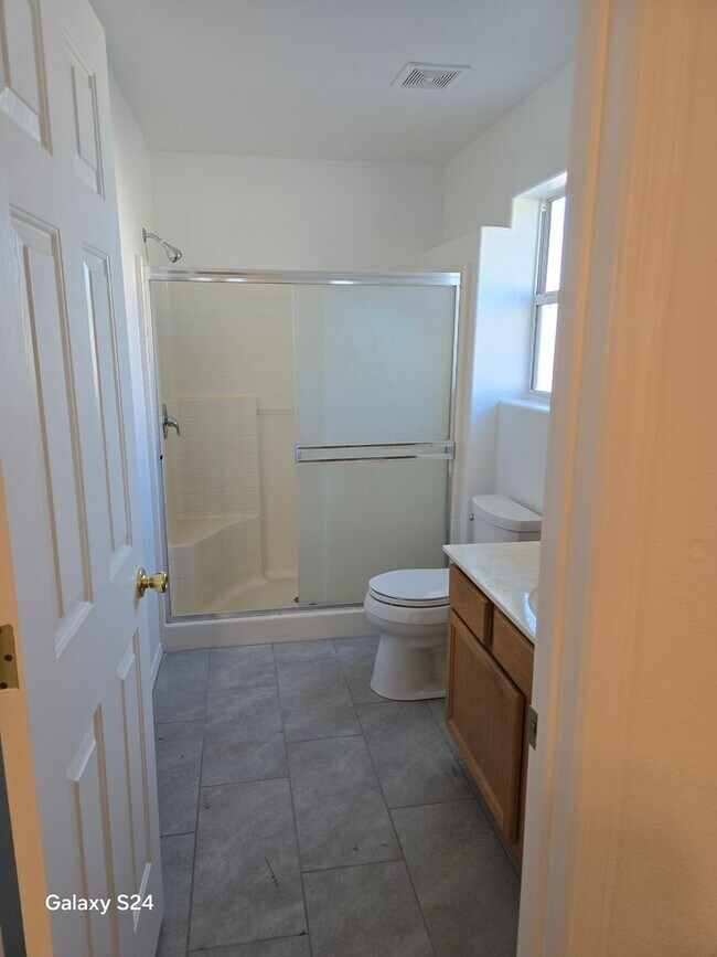 Building Photo - 3 Bedroom, 2 Bath, 2 Car Garage