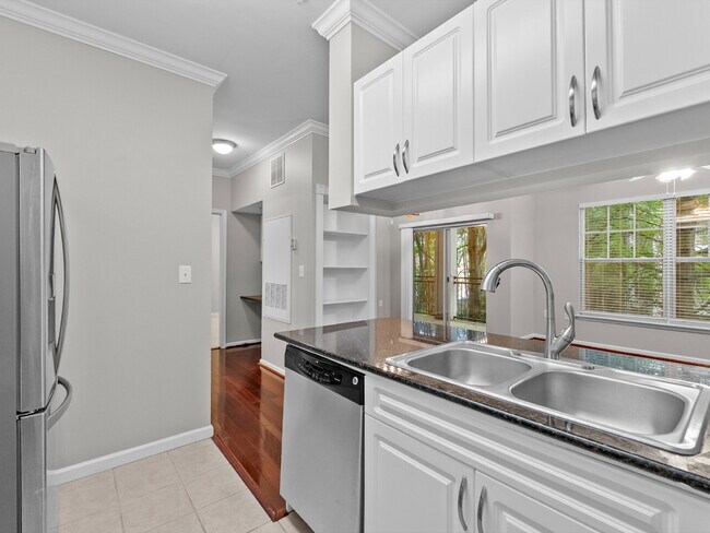 Building Photo - "Charming 1-Bed Condo Retreat with Granite...