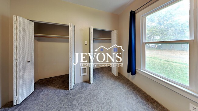 Building Photo - Charming 3-bedroom home with fenced backya...