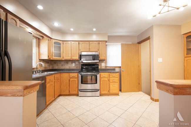 Building Photo - 9416 80th Ct