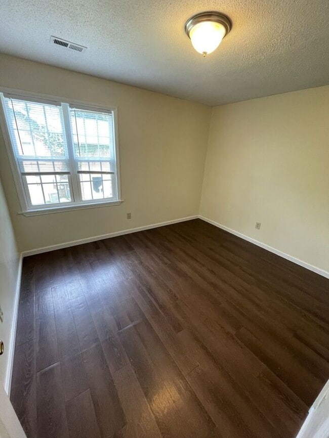 Building Photo - 2bd 2ba Townhome!