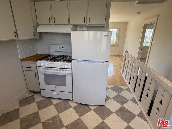 Building Photo - 130 S Ave 63