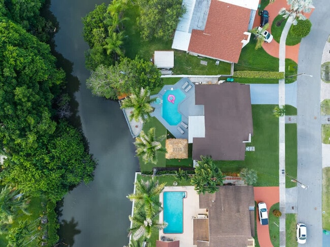 Building Photo - 20140 NE 25th Ct