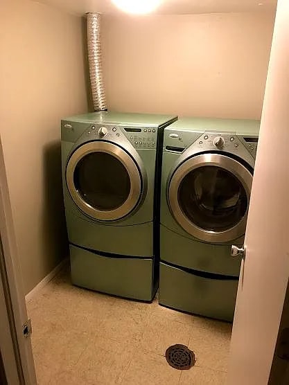 Building Photo - 184 Poppy St