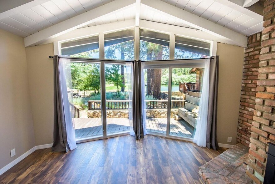Building Photo - 1097 Club View Dr
