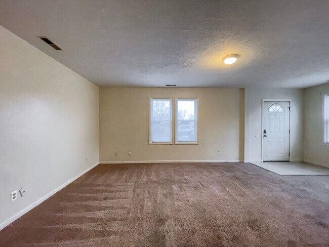 Building Photo - 525 W 8th St