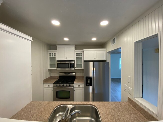 Building Photo - Tastefully Renovated Townhouse Available t...