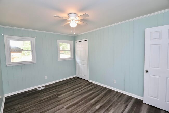 Building Photo - 807 N Guignard Dr