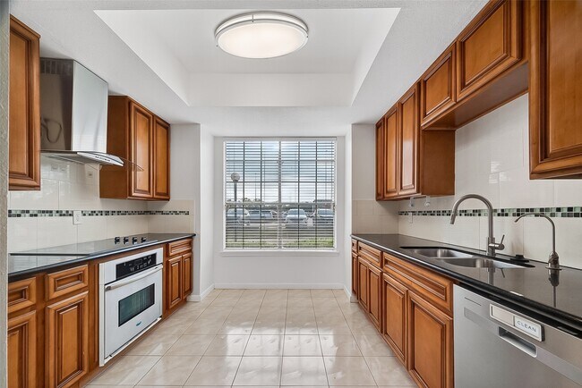 Building Photo - 7505 Memorial Woods Dr