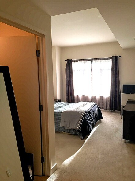 Bedroom - 175 W St James St
