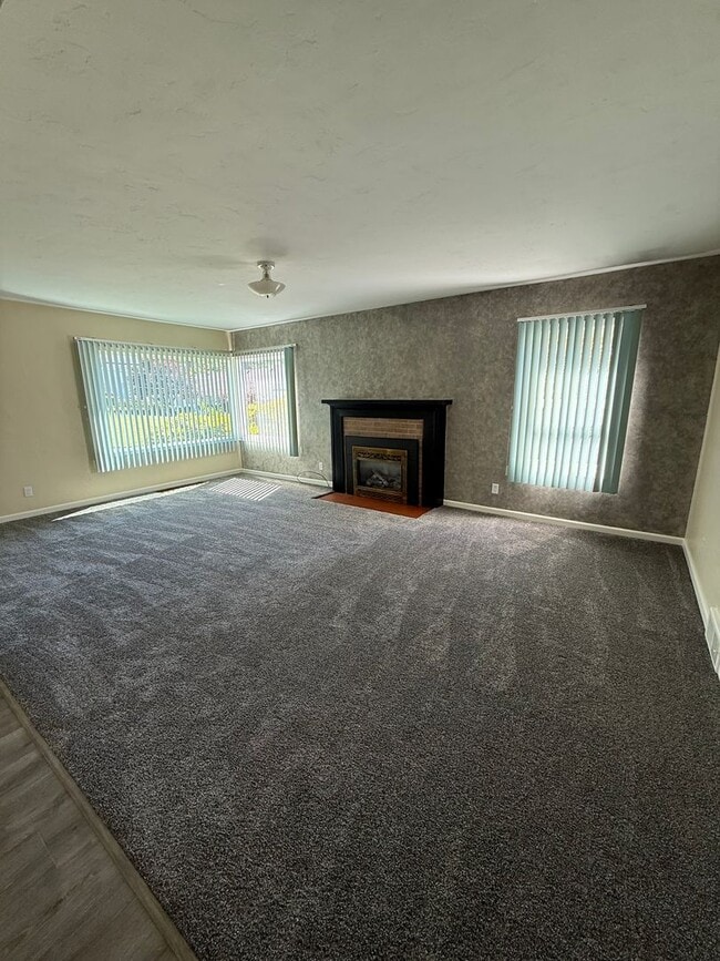 Building Photo - Newly Remodeled 3 Bed/2 Bath in North Bend