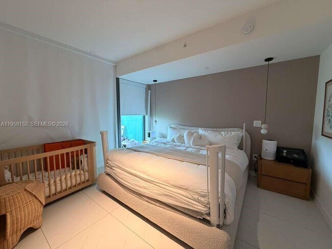 Building Photo - 9901 W Bay Harbor Dr