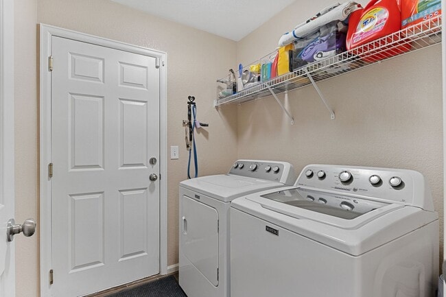 Building Photo - Updated 3bed/3bath with Finished Basement
