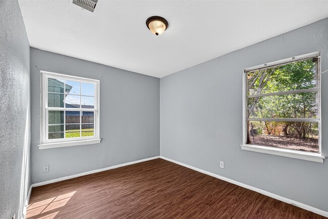 Building Photo - 10106 Sierra Dr