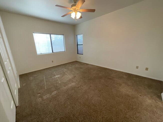 Building Photo - Great eastside location on cul-de-sac lock...