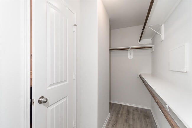 Building Photo - 17466 Linthorne St