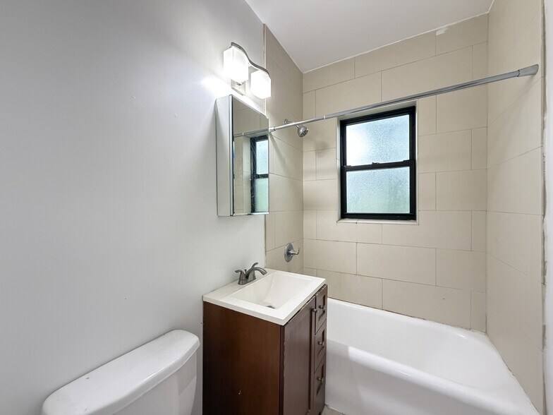 Building Photo - 4125 N Ashland Ave