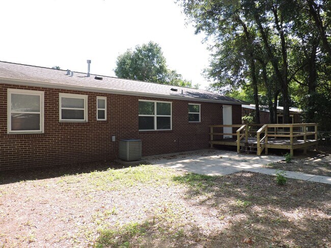 Building Photo - Convenient Norttheast location!