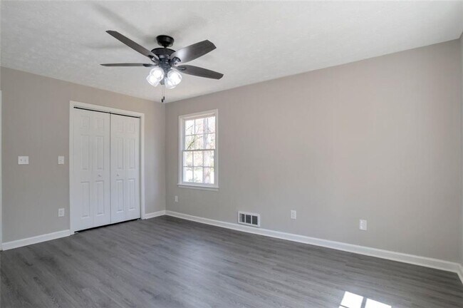 Building Photo - 4620 Central Dr