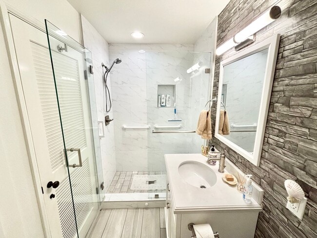 Building Photo - Surfside III / Port Hueneme / 1 bedroom on...