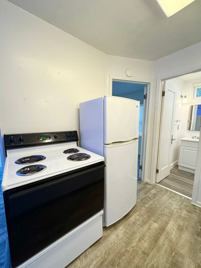 Building Photo - Quaint & Cozy Duplex!!