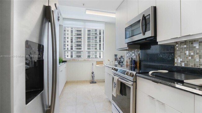 Building Photo - 801 Brickell Key Blvd