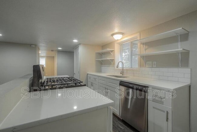 Building Photo - 1102 S Crisp Ave