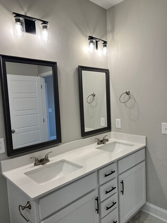 Building Photo - Brand New Three Bedroom