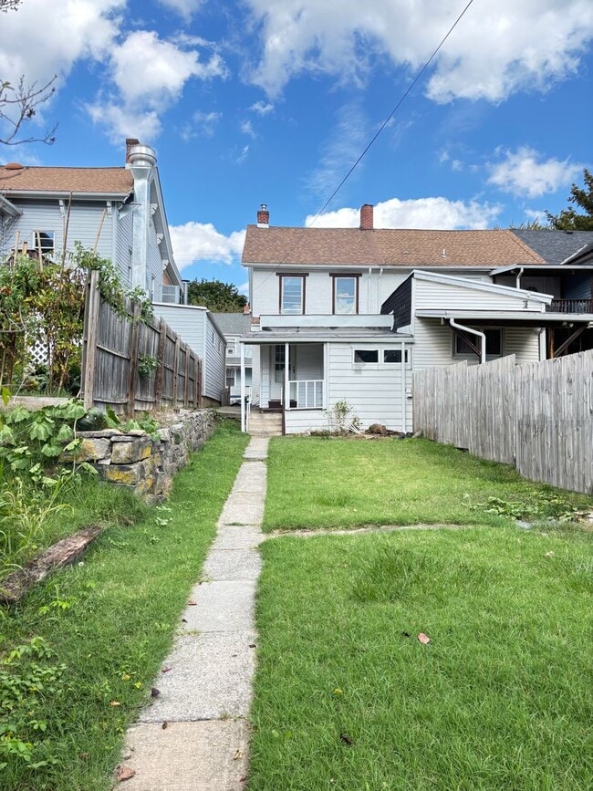 Building Photo - 2 BR Home Available in Catasauqua, PA
