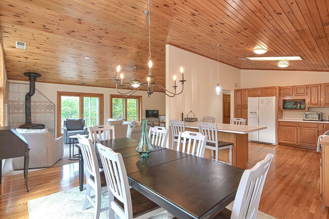 Building Photo - Winter Rental: Wingaerchic (Dog-friendly!)