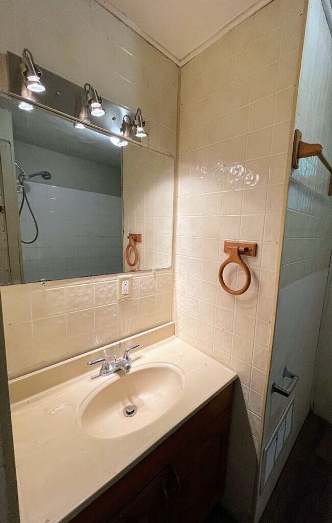 Building Photo - 3 bed 1.5 bath - new flooring, new appliances