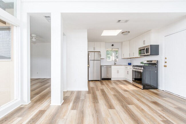 Building Photo - 346 Carpenter Dr NE