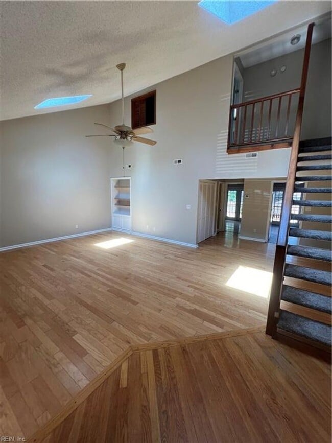 Building Photo - Terrific Townhome