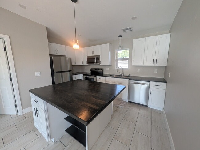 Building Photo - Upgraded one bedroom in central Tucson!