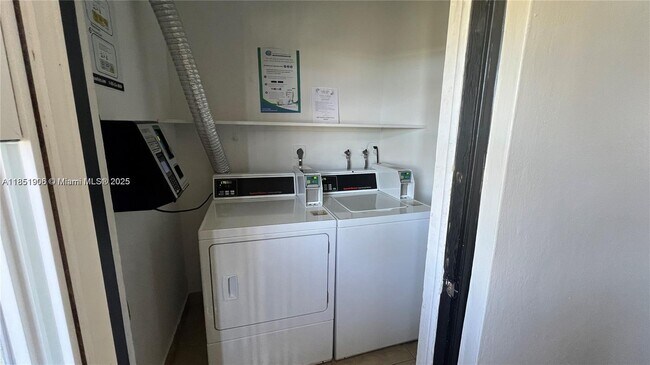 Building Photo - 941 Crystal Lake Dr