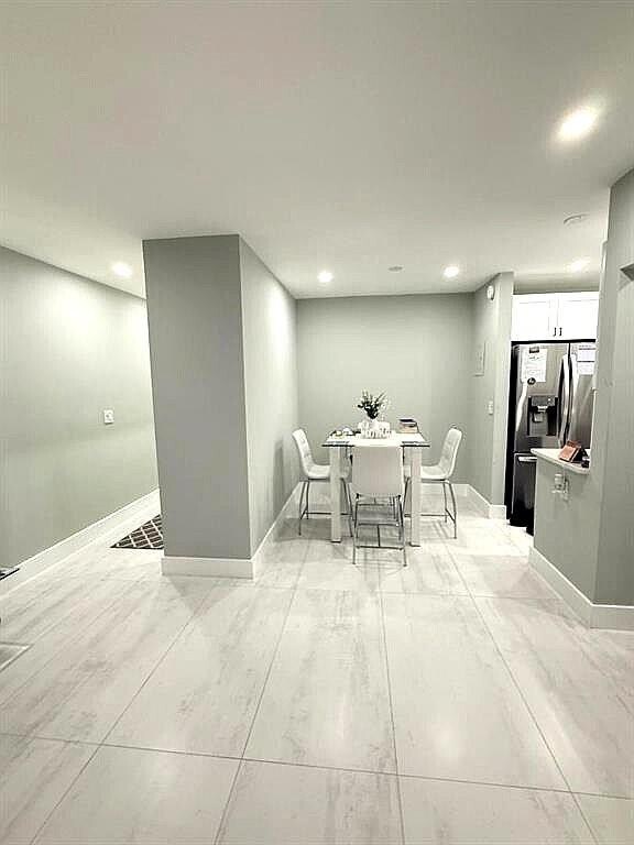 Building Photo - 2191 NE 68th St