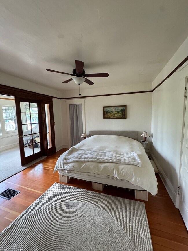 Building Photo - Beautiful Classic 4+ Bedroom 3,800 Sq. Ft....