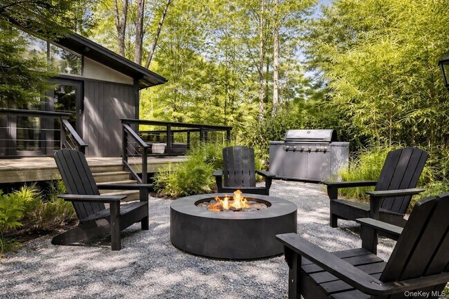 Building Photo - 15 Lake View Ct