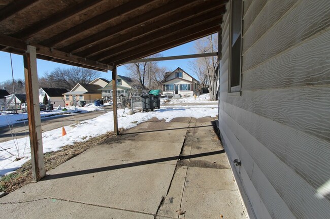 Building Photo - Spacious 3 bedroom 1.5 bathroom home with ...