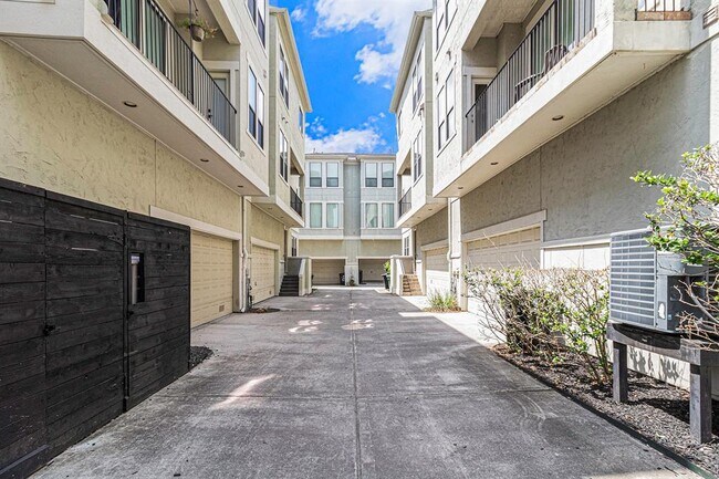 Building Photo - 1320 W 25th St