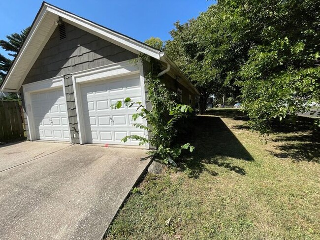 Building Photo - Charming 3 bedroom, 1.5 bathroom home in I...